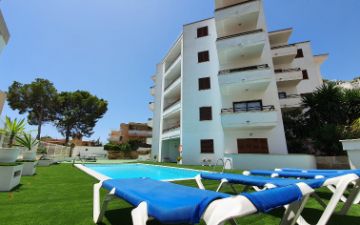 Terraza con piscina Marina apartamentos